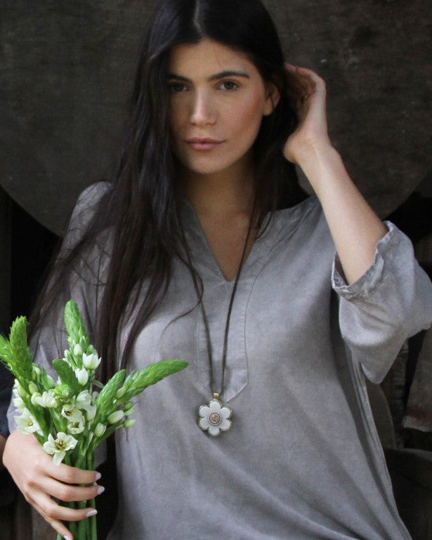 תליון פרח פליז- פנינה